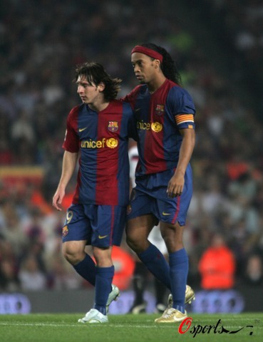 边后卫内收 边后卫内收